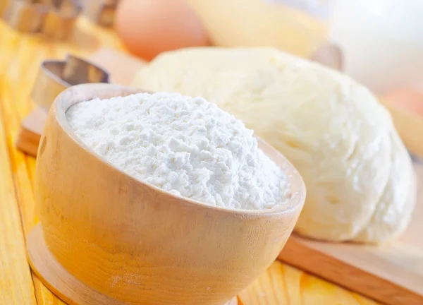 Flour in the wooden bowl — Stock Photo, Image