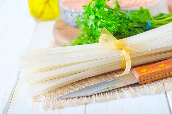 Macarrão de arroz cru e salmão cru — Fotografia de Stock