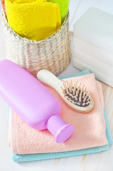 Kolor ręczniki i szampon — Zdjęcie stockowe