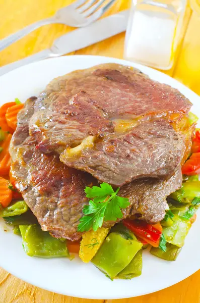 Carne al horno con verduras —  Fotos de Stock