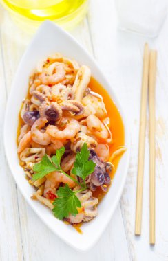 Deniz mahsullü salata