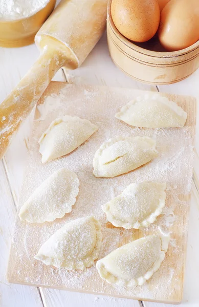 Primer plano de vareniks crudos, comida tradicional ucraniana — Foto de Stock