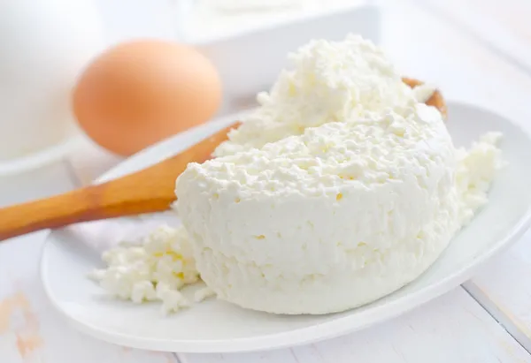 Prodotti lattiero-caseari, cottage fresco nel piatto bianco — Foto Stock