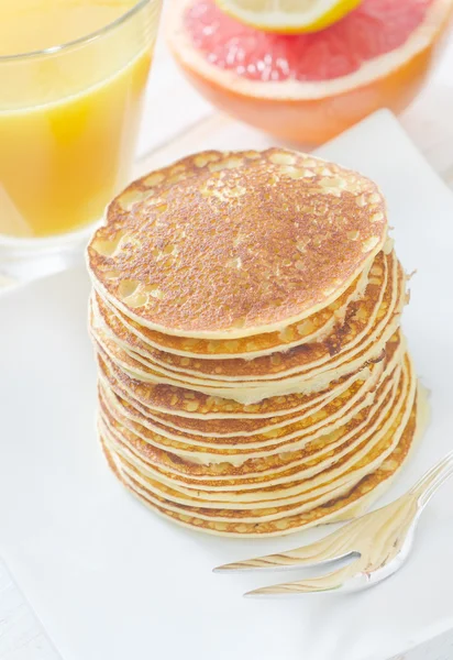 Pancakes with fruit — Stock Photo, Image