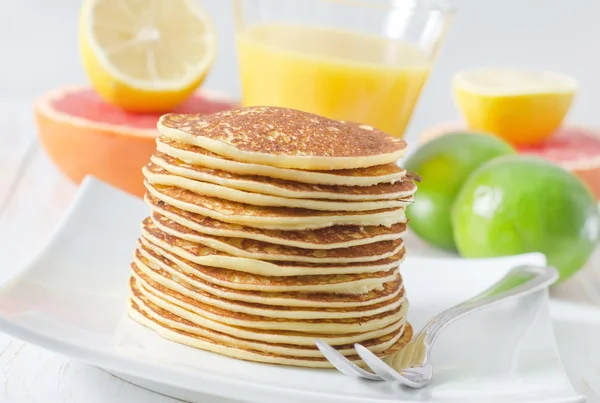 Pancakes with fruit — Stock Photo, Image