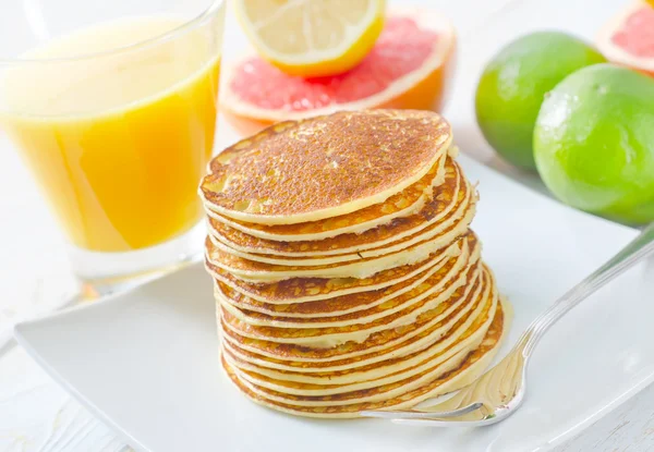 Panquecas com fruta — Fotografia de Stock