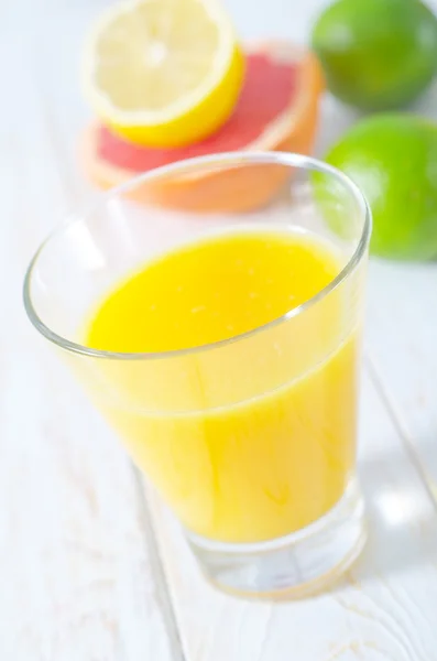 Juice med frukt — Stockfoto