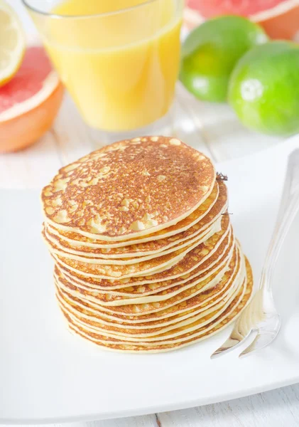 Pancakes with fruit — Stock Photo, Image