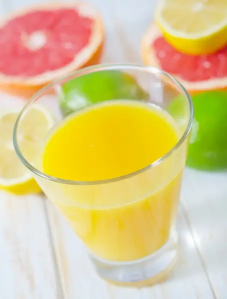 Сок с фруктами — стоковое фото