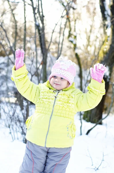 Chica en el parque de invierno — Foto de Stock