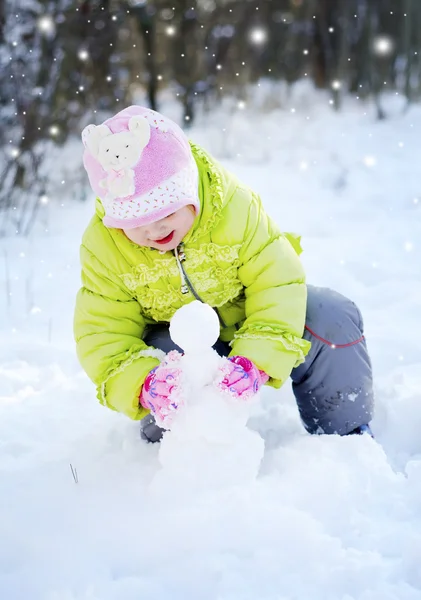 Fată în parcul de iarnă — Fotografie, imagine de stoc