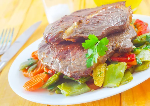 Carne assada com legumes — Fotografia de Stock