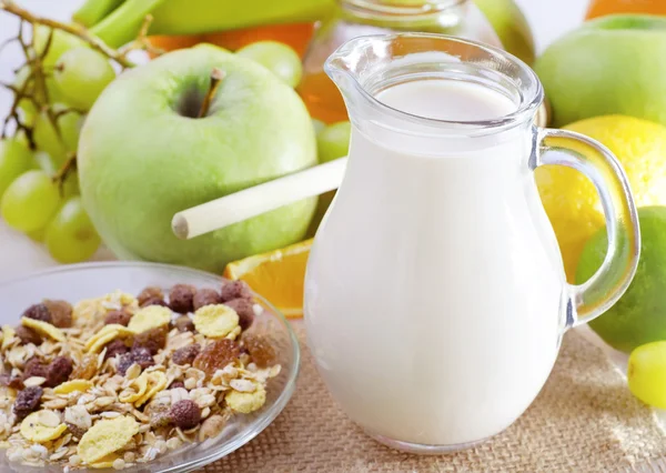 Mjölk och frukt — Stockfoto