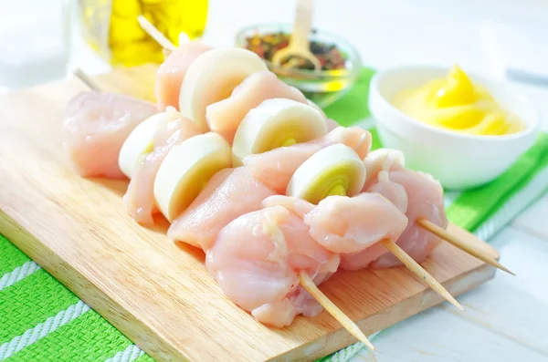 Raw chicken kebab — Stock Photo, Image