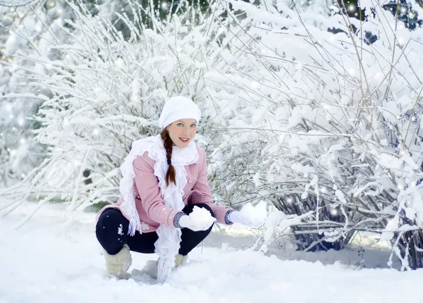 Mulher grávida no parque de neve — Fotografia de Stock