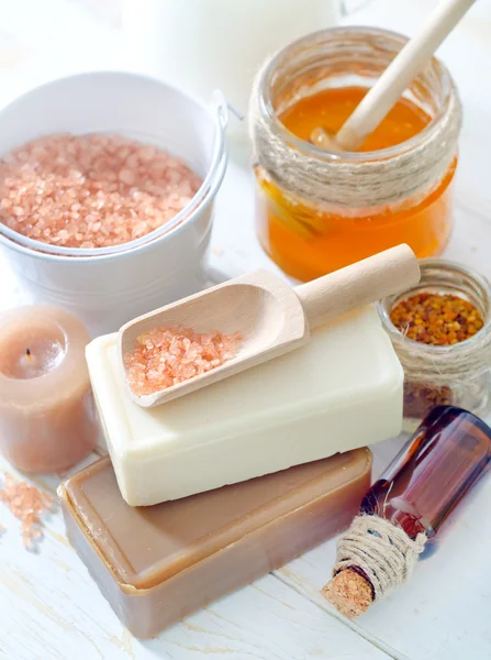 Aromaseife und Salz — Stockfoto