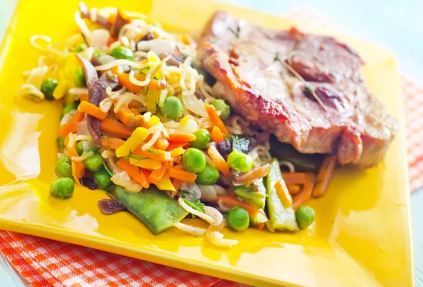 Groenten en gebakken vlees — Stockfoto