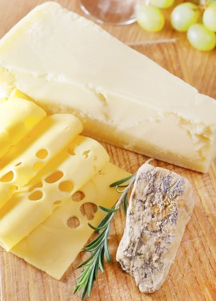 Varias variedades de queso — Foto de Stock