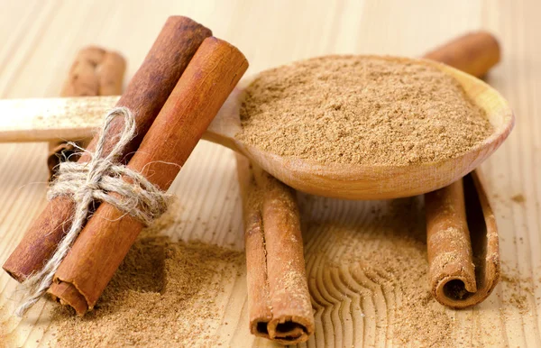 Canela en una cuchara de madera — Foto de Stock