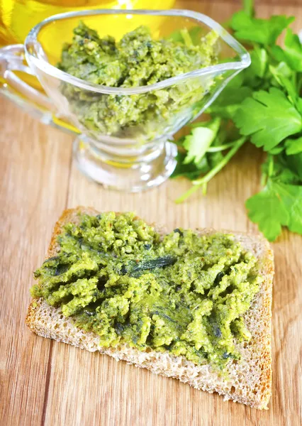 Bread with pesto — Stock Photo, Image