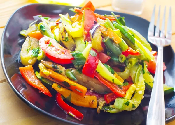 Mexer variedade frita de legumes, comida estilo tailandês — Fotografia de Stock