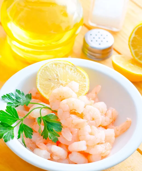Boiled shrimps in the white bowl on the table — Stock Photo, Image