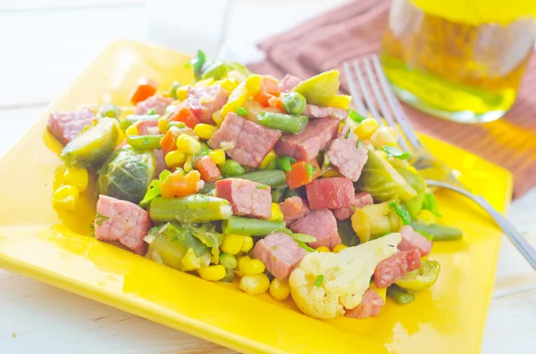 Bakat kött med grönsaker — Stockfoto