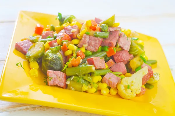 Bakat kött med grönsaker — Stockfoto