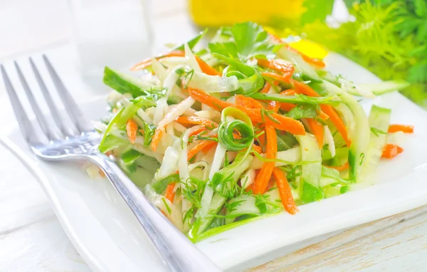 Frischer Salat mit Gemüse — Stockfoto