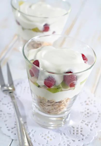 Oat flakes with yogurt — Stock Photo, Image