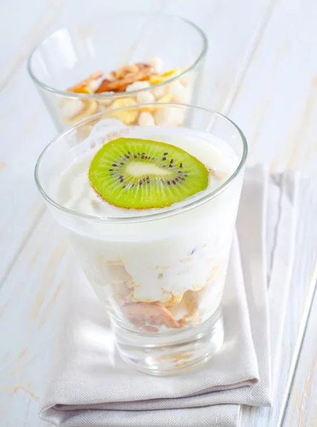 Taze yoğurt ve müsli bir cam — Stok fotoğraf