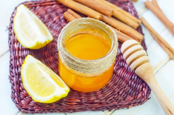 Medem, skořicí a citronem — Stock fotografie