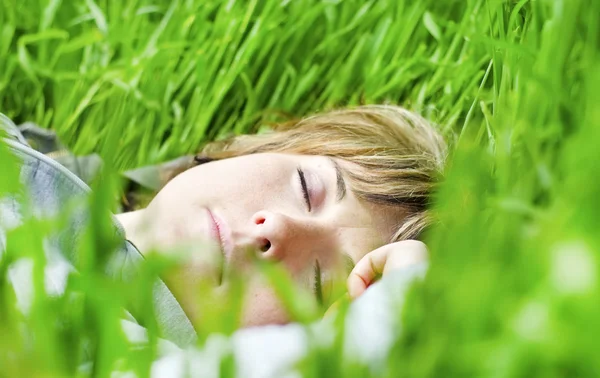 Woman in the grass — Stock Photo, Image