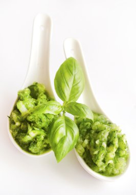 pesto kaşık içinde