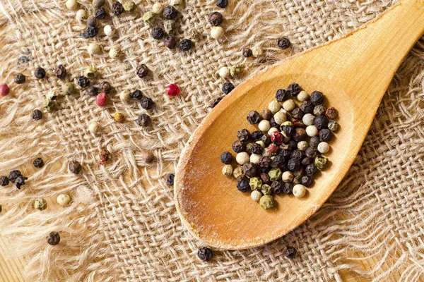 Pimenta em colher de madeira — Fotografia de Stock