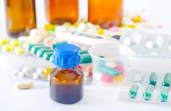 Pilules de couleur et bouteille médicale — Photo