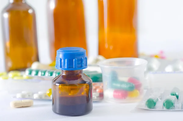 Färg piller och medicinska flaska — Stockfoto