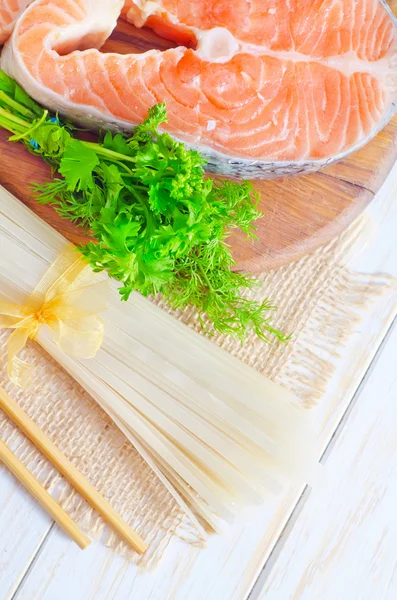 生麺と生鮭 — ストック写真