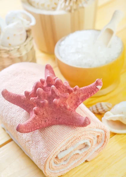 Sea salt and towels — Stock Photo, Image