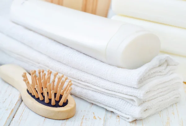 Towels and shampoo — Stock Photo, Image