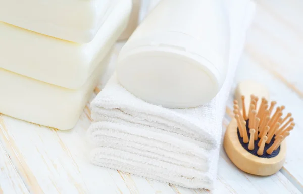 Handdoeken en shampoo — Stockfoto