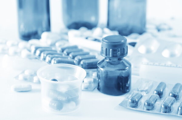 Цветные таблетки и медицинская бутылка
