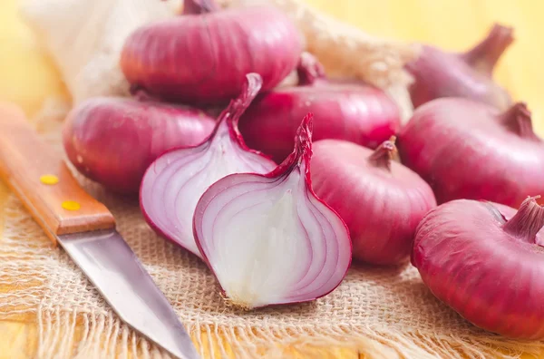 Onion and a knife — Stock Photo, Image