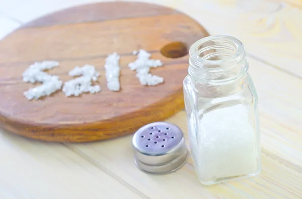 Salz auf einem Holzbrett — Stockfoto