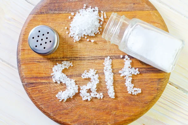 Salt on a wooden board — Stock Photo, Image