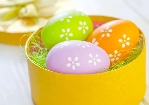 Huevos de Pascua en caja amarilla — Foto de Stock