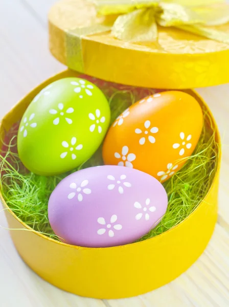 Uova di Pasqua in scatola gialla — Foto Stock