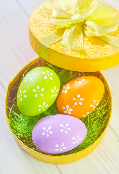 Paskalya yumurtaları sarı bir kutu içinde — Stok fotoğraf