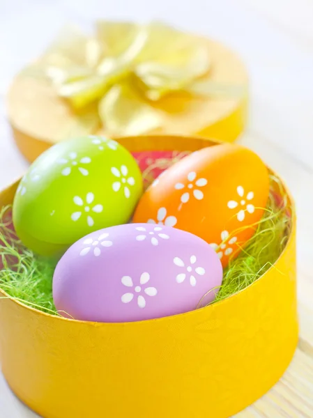 Paskalya yumurtaları sarı bir kutu içinde — Stok fotoğraf