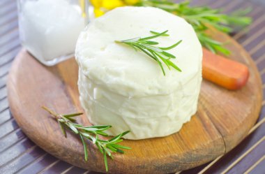 ahşap tahta üzerinde peynir